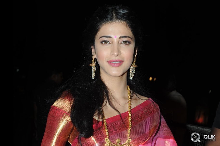 Shruti-Haasan-at-Uttama-Villain-Movie-Audio-Launch